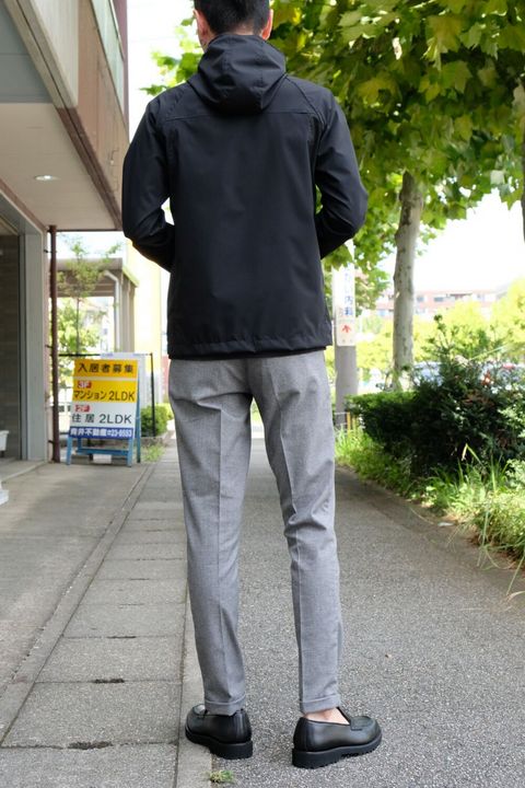 オトナの定番“グレスラ”をスポーティーで軽やかに着こなす