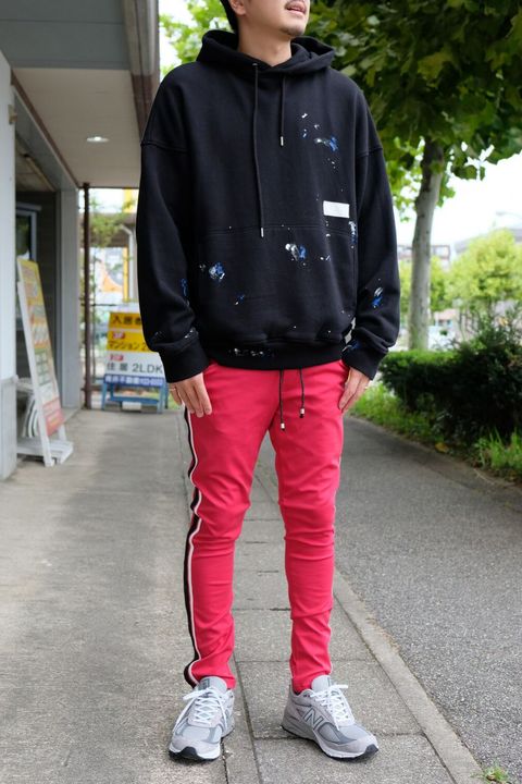黒+赤。相性の良い色使いをトレンドで楽しむストリートコーデ
