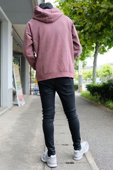 定番カジュアルな着こなしをアイテム選びでモードな雰囲気に着こなす