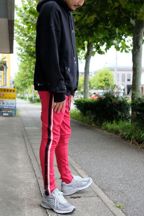 黒+赤。相性の良い色使いをトレンドで楽しむストリートコーデ