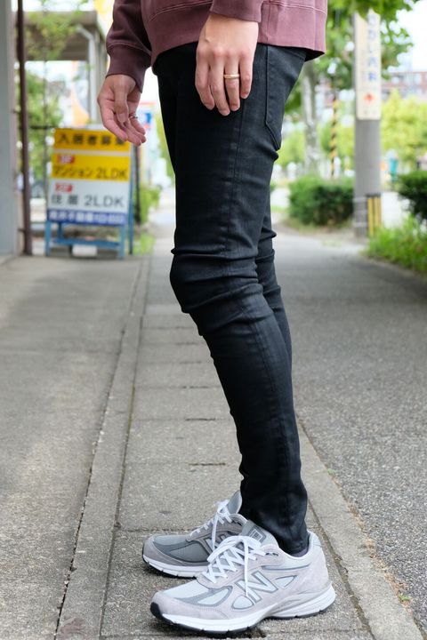 定番カジュアルな着こなしをアイテム選びでモードな雰囲気に着こなす
