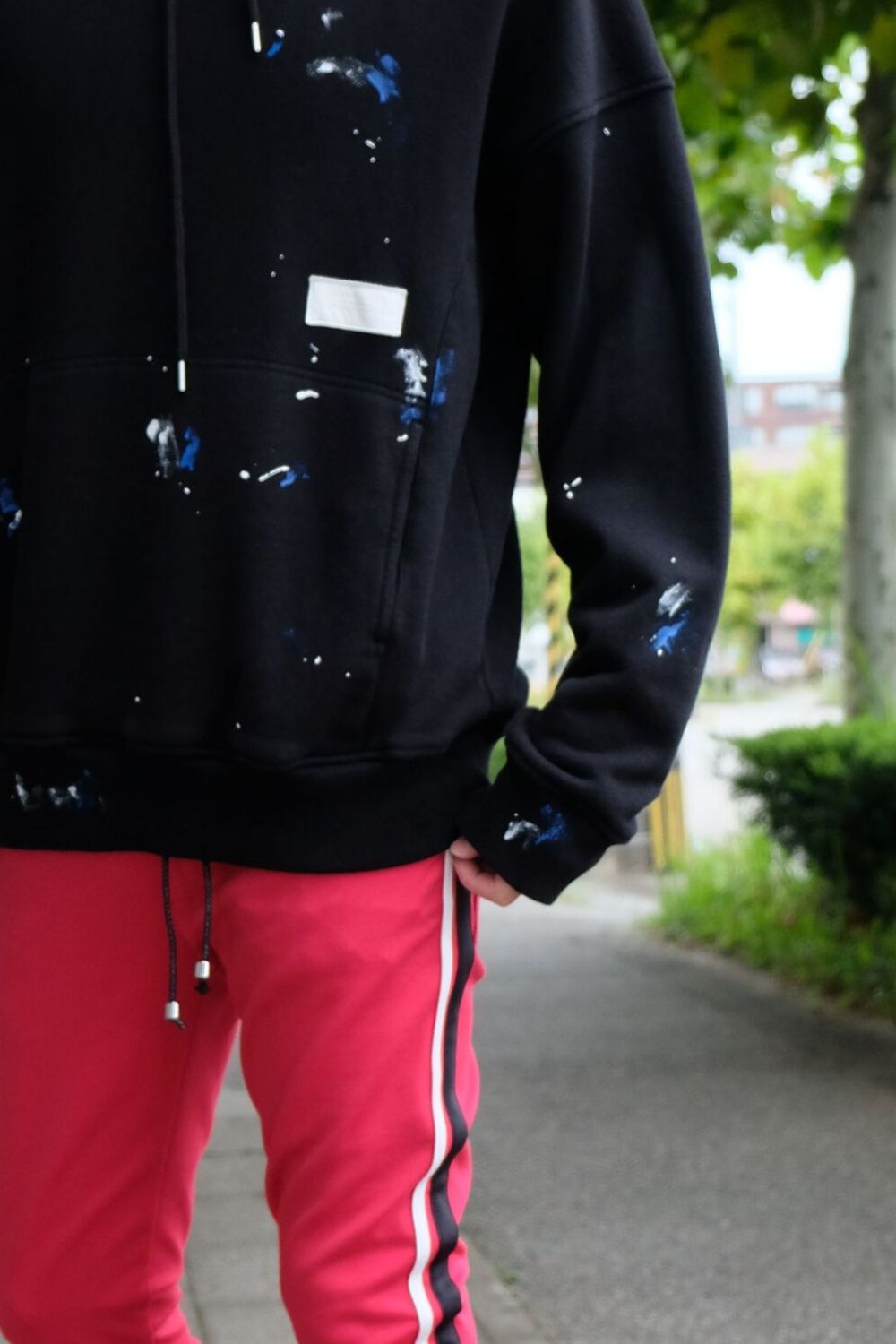 黒+赤。相性の良い色使いをトレンドで楽しむストリートコーデ