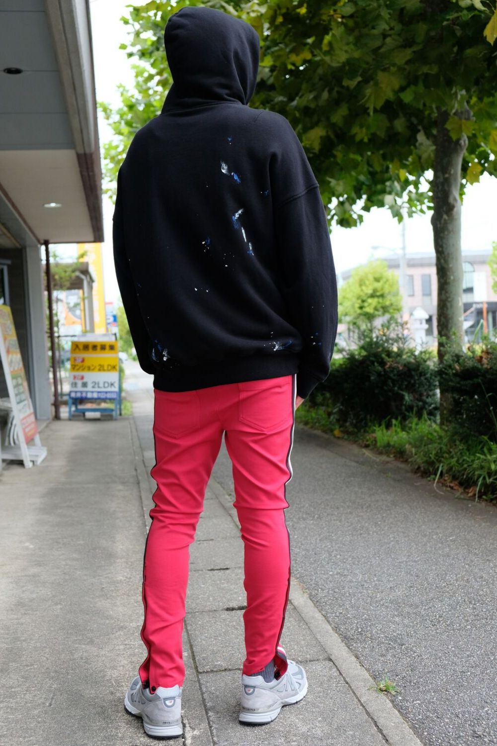 黒+赤。相性の良い色使いをトレンドで楽しむストリートコーデ