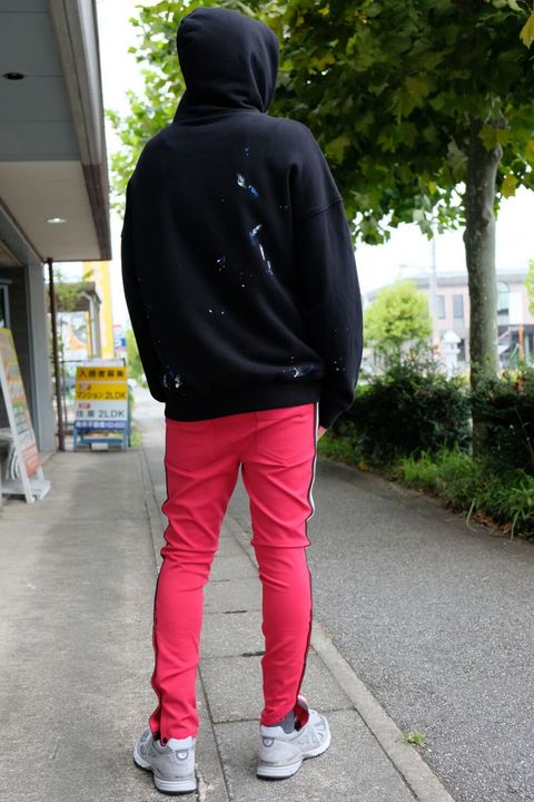 黒+赤。相性の良い色使いをトレンドで楽しむストリートコーデ