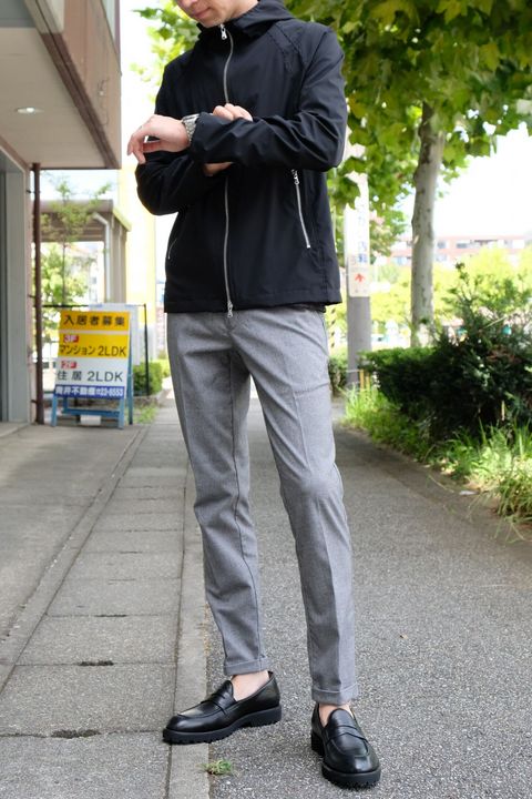 オトナの定番“グレスラ”をスポーティーで軽やかに着こなす