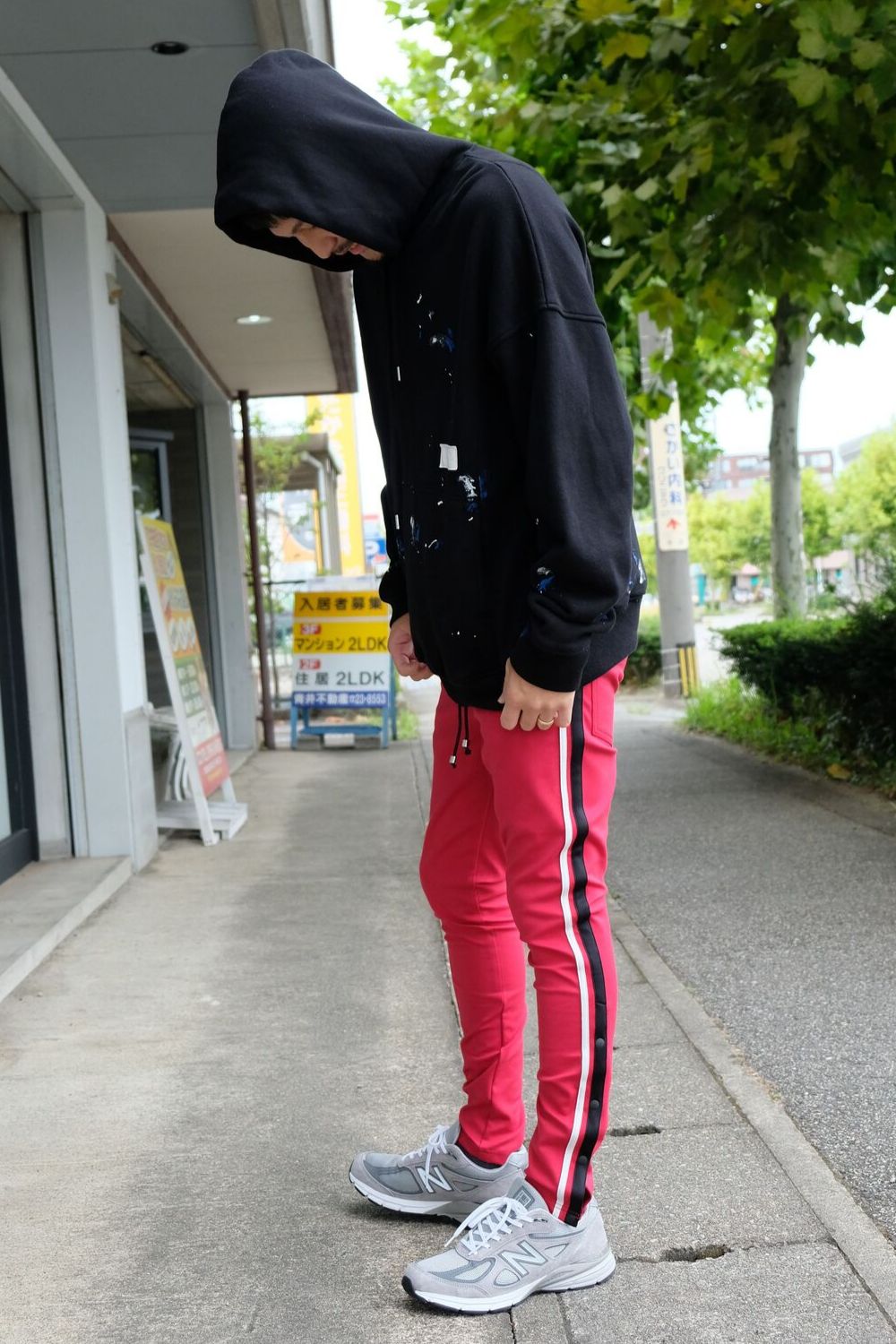 黒+赤。相性の良い色使いをトレンドで楽しむストリートコーデ