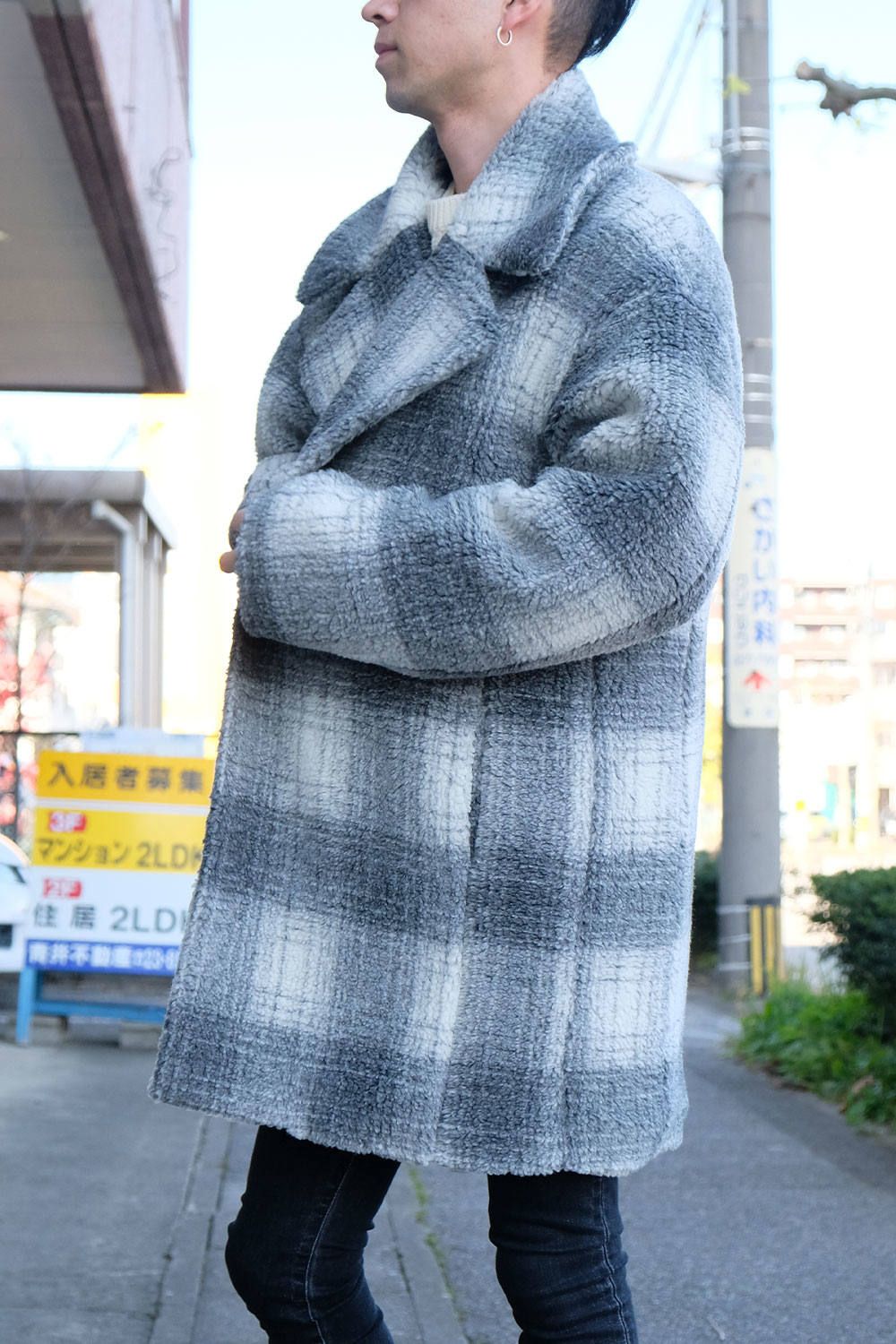 暖かくリッチな印象のカジュアルなコートスタイル