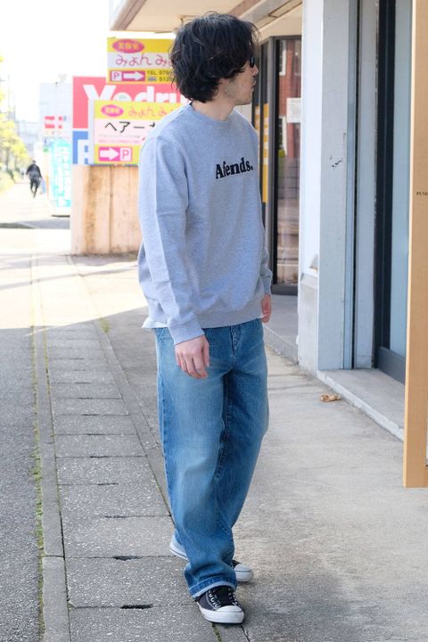 ワイドデニムでスエットの部屋着感を回避
