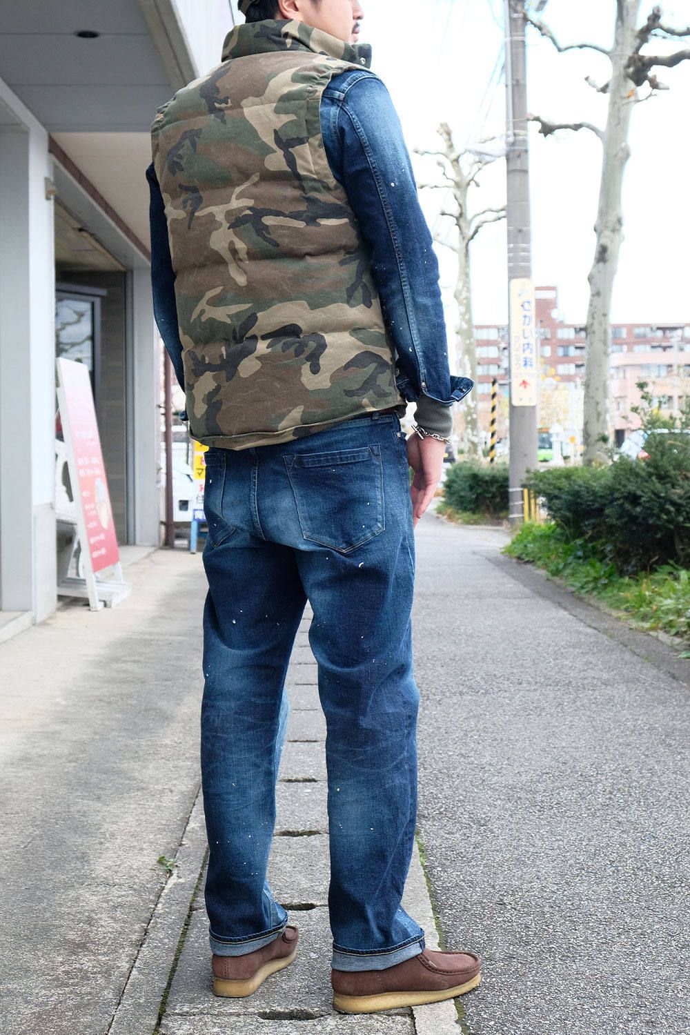 つなぎの魅力が伝わる冬のレイヤードスタイル