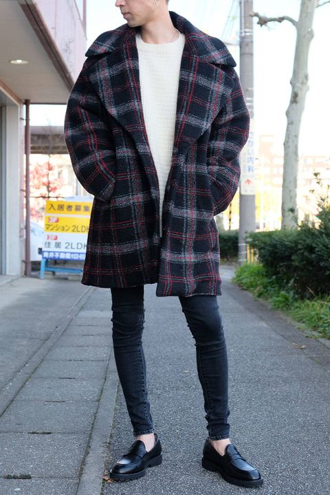 暖かくリッチな印象のカジュアルなコートスタイル
