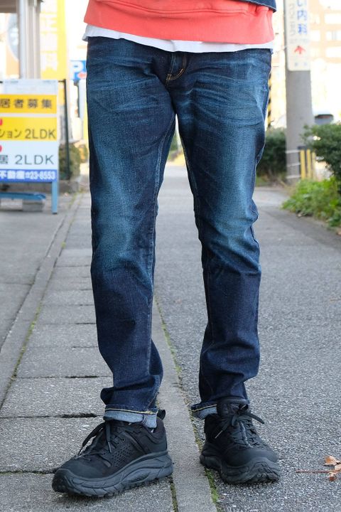 シルエットとさし色でトレンド感を楽しむデニムオンデニムコーデ