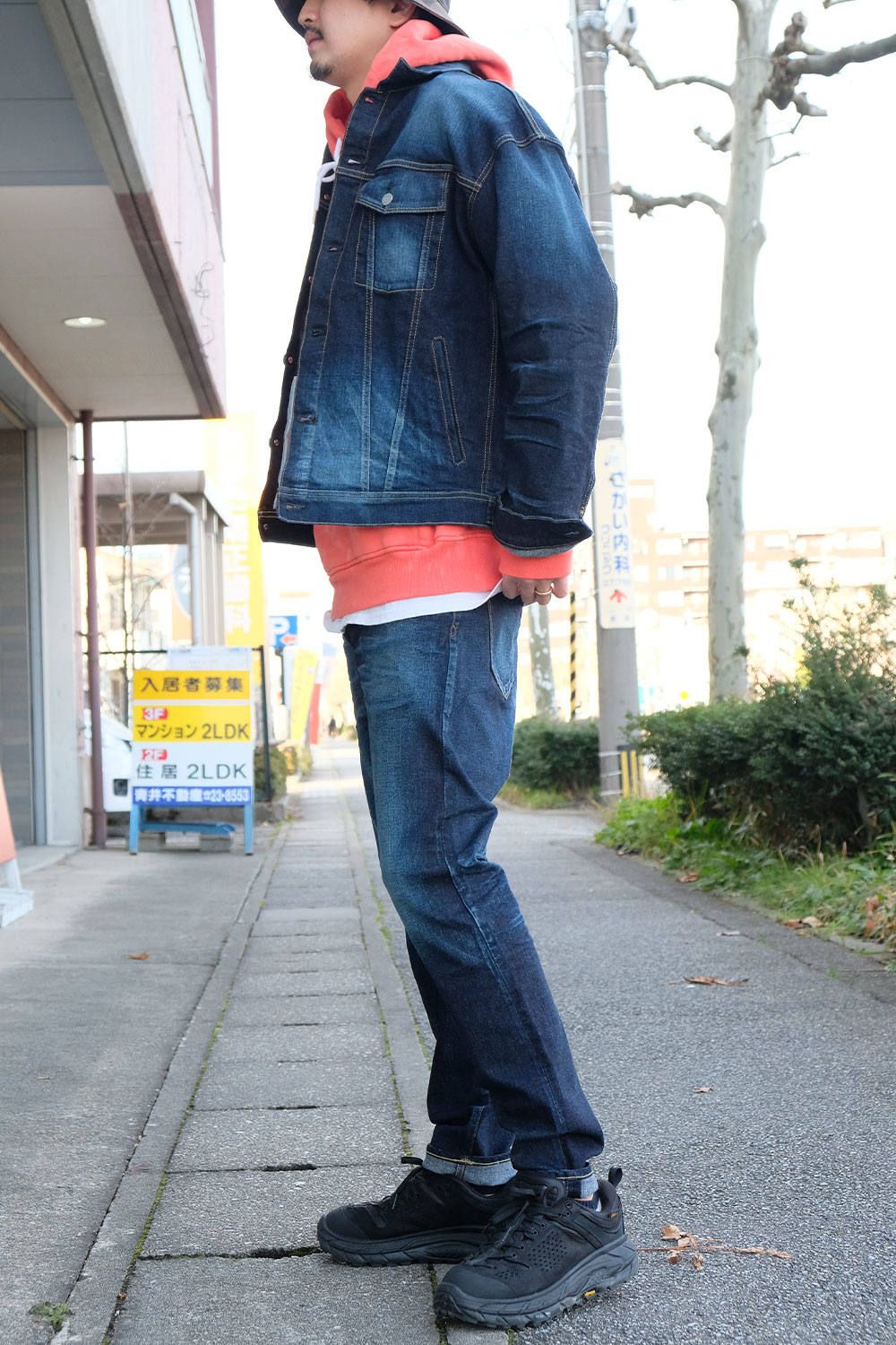 シルエットとさし色でトレンド感を楽しむデニムオンデニムコーデ