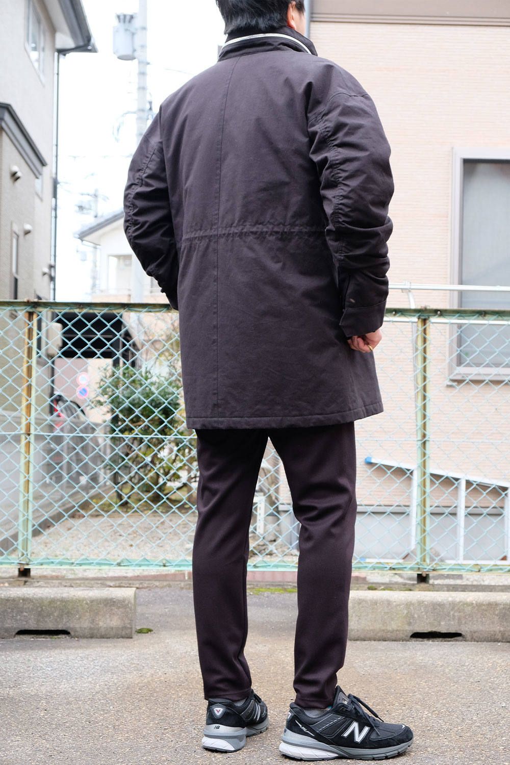 異素材のアイテムを組み合わせた現代の大人カジュアルコーデ