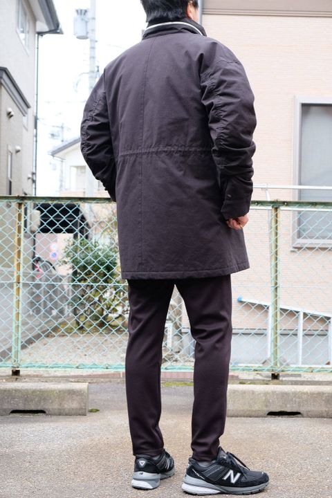 異素材のアイテムを組み合わせた現代の大人カジュアルコーデ