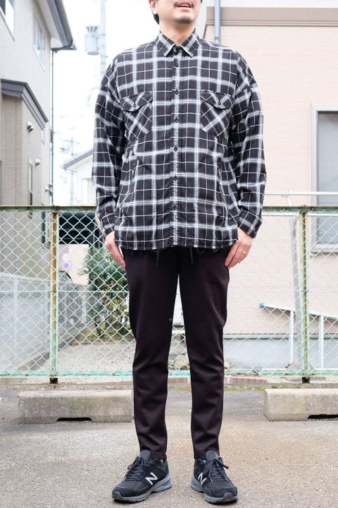 異素材のアイテムを組み合わせた現代の大人カジュアルコーデ
