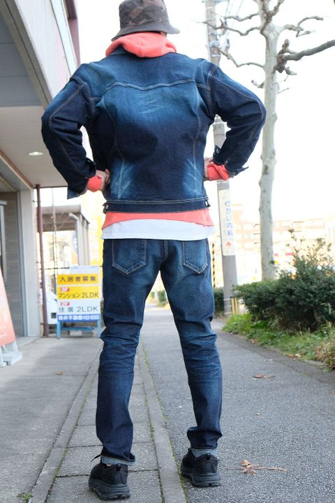 シルエットとさし色でトレンド感を楽しむデニムオンデニムコーデ