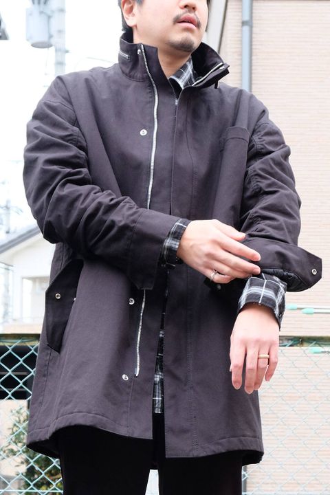異素材のアイテムを組み合わせた現代の大人カジュアルコーデ