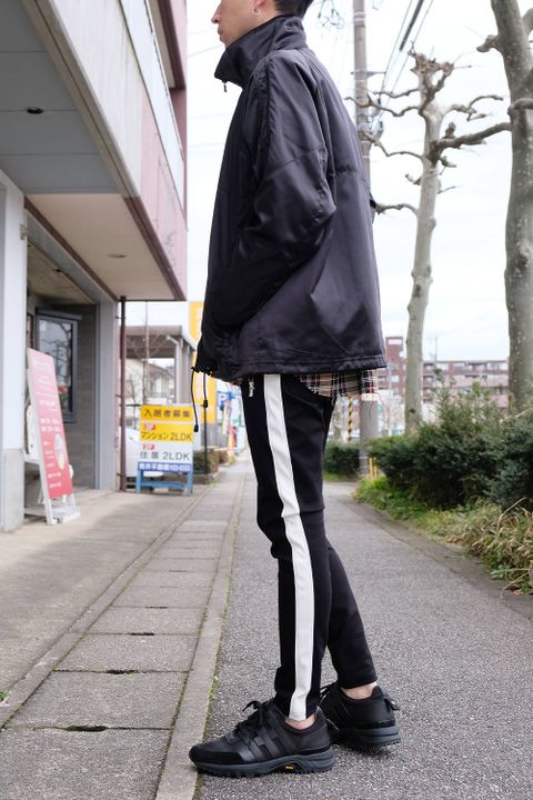 クールでリッチな大人ストリートスタイルにカジュアル要素をプラス