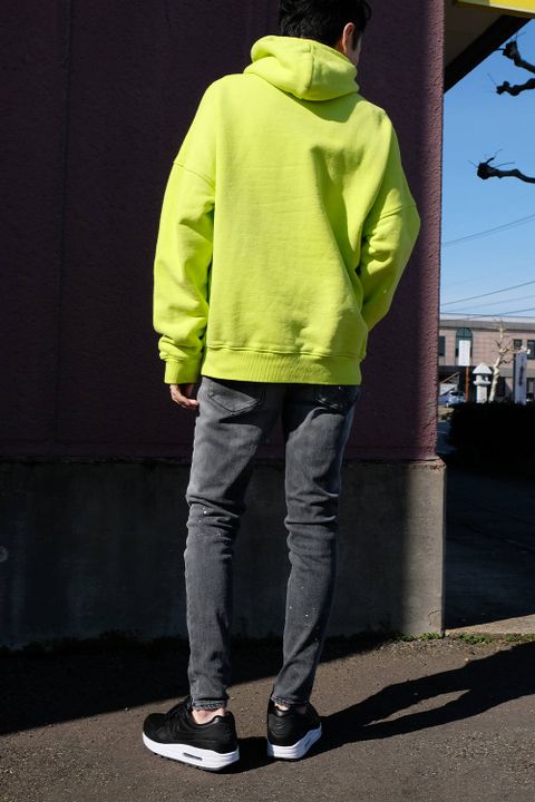派手色パーカーをオトナっぽく楽しむにはグレーデニムがキモ!
