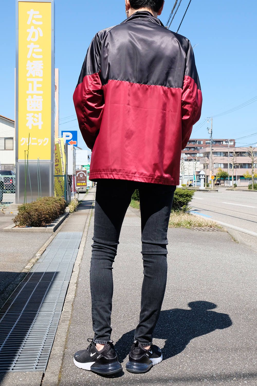 素材感と色味でオトナの色気をもたらす、トレンドを取り入れたカジュアルコーデ