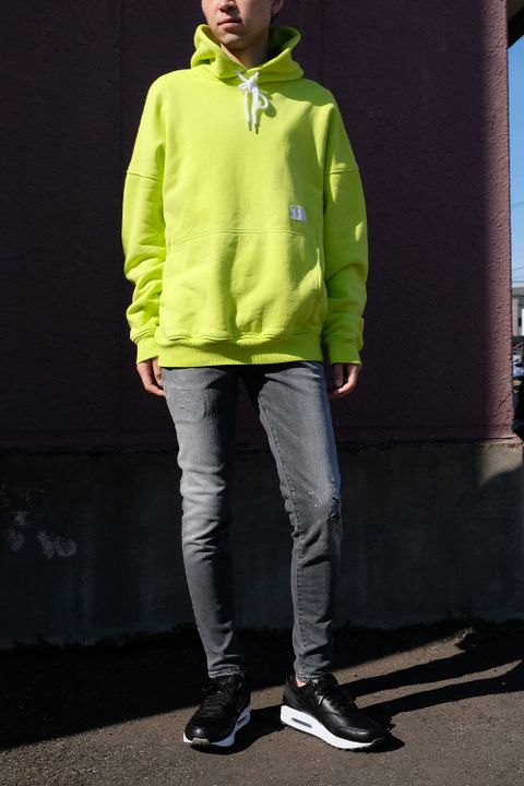 派手色パーカーをオトナっぽく楽しむにはグレーデニムがキモ!