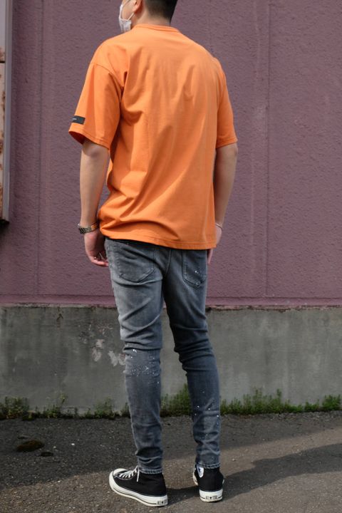 オレンジをメインとしたTシャツコーデ