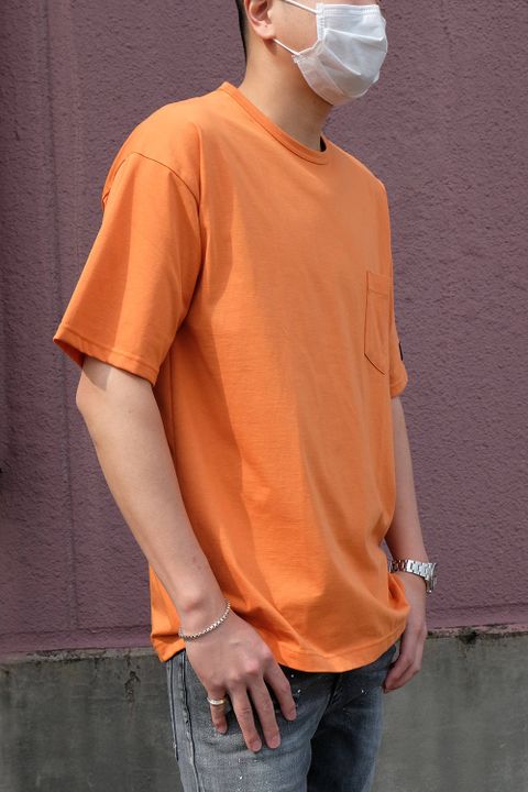 オレンジをメインとしたTシャツコーデ