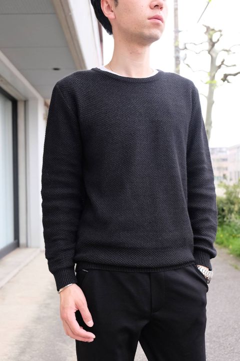 室内でも楽チン!オールブラックでまとめたキレイめカジュアルスタイル