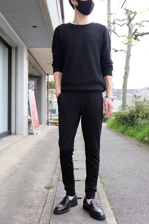室内でも楽チン!オールブラックでまとめたキレイめカジュアルスタイル