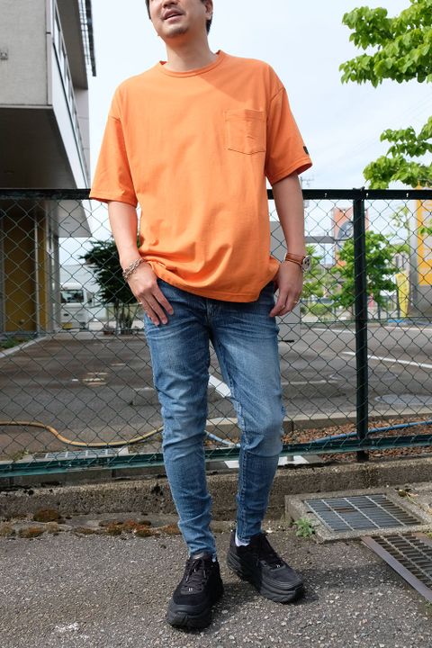 単純な着こなしを今っぽく!