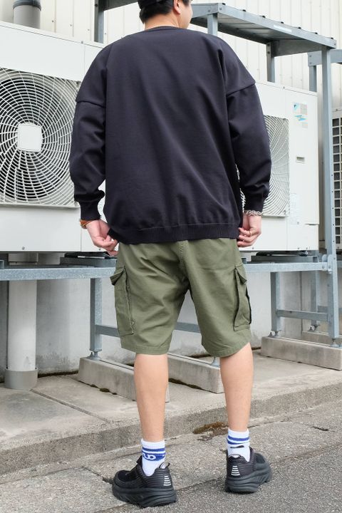 長袖とハーフパンツとのバランスが、今の時期のオトナカジュアルシーンにオススメ!