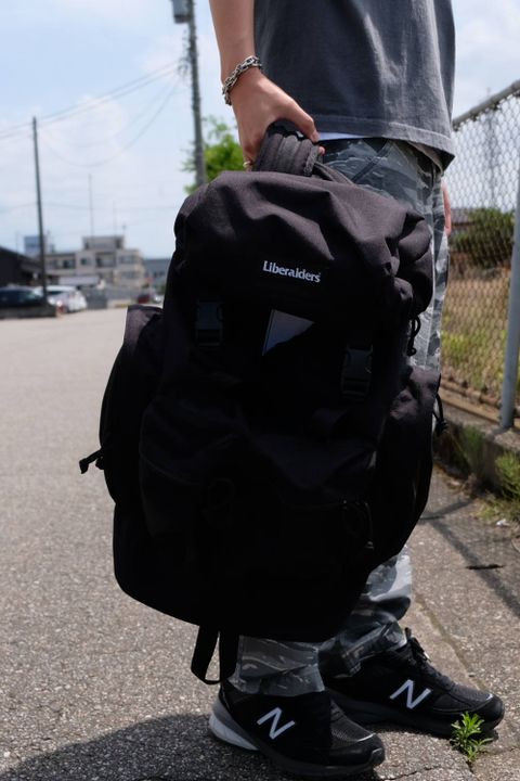 【liberaiders 20SS style】柄や小物をアクセントにしたモノトーンコーデ