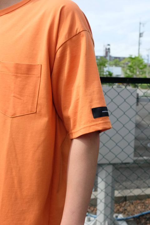 単純な着こなしを今っぽく!