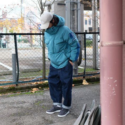レトロヴィンテージなブルーカラーが冬に映える最強ダウンスタイル
