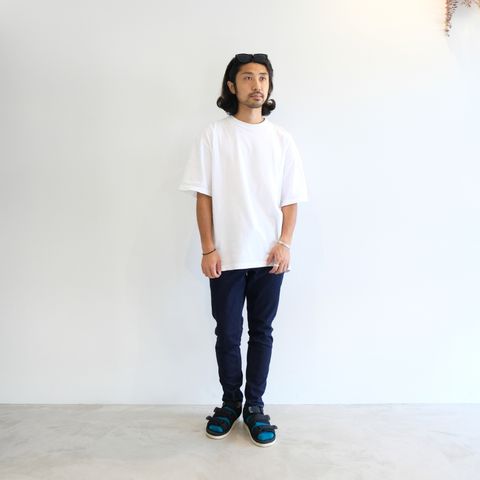 デニムジャージーパンツを使用したノンストレスなカジュアルコーデ