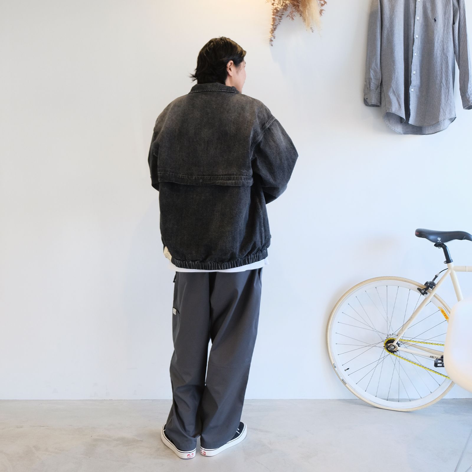 ダークトーンのデニジャケコーデをタウンユースに