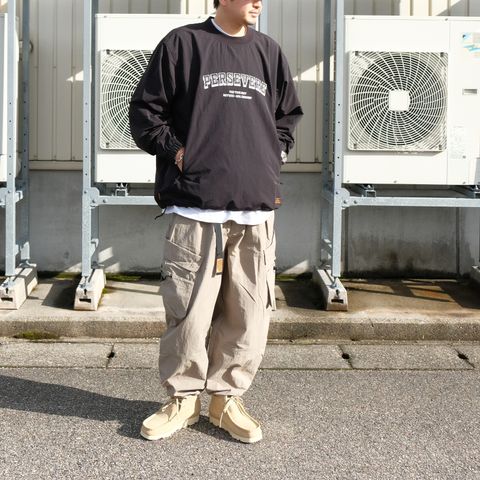 ストリートなテイストで着こなすカーゴパンツスタイル