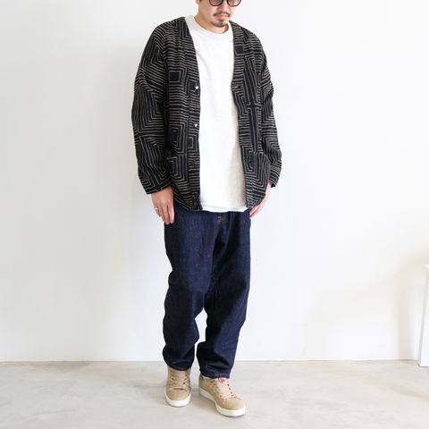 織り柄で主張を楽しむカーディガンをメインとしたカジュアルコーデ