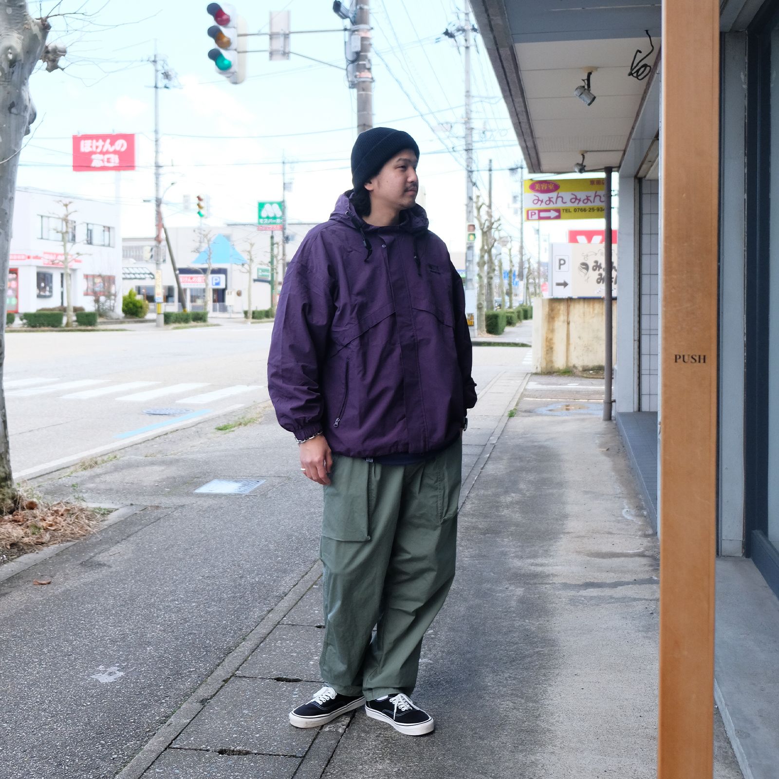 パープルのトップスにオリーブ系のパンツの相性は抜群