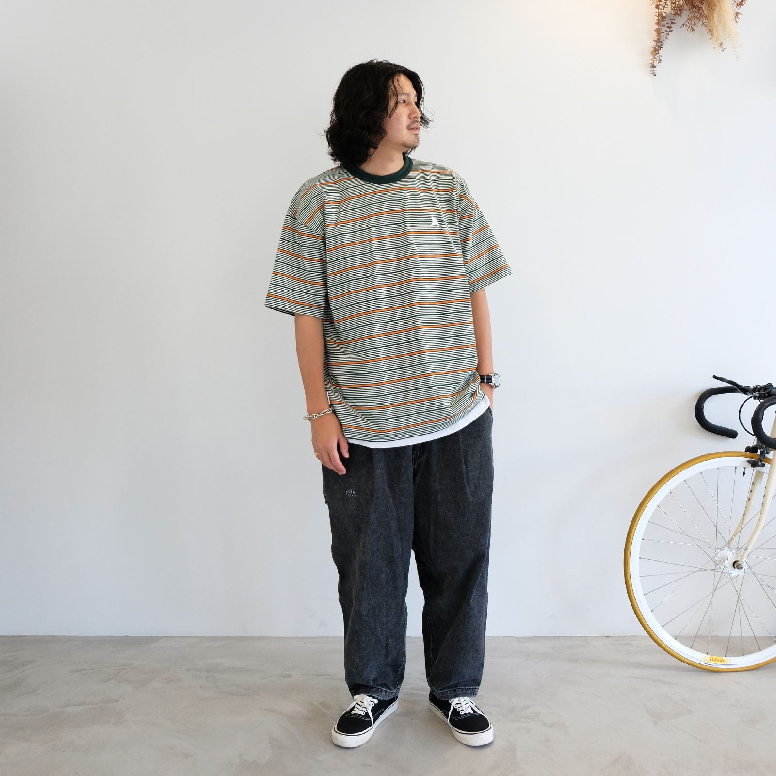 ブラックデニムに配色抜群なストライプTシャツを