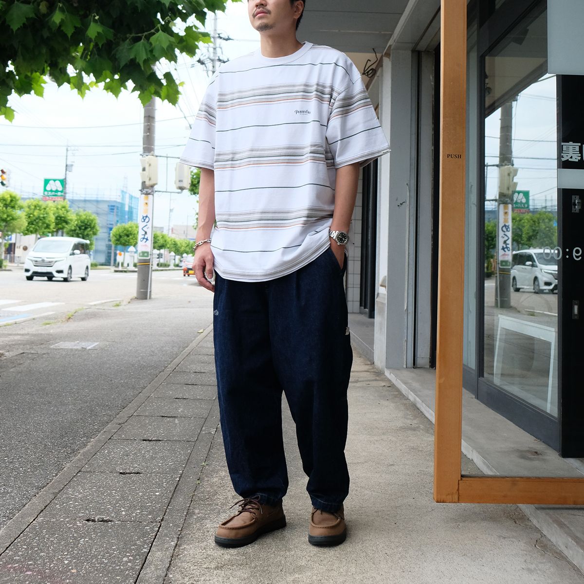 オリジナルストライプ柄がポイントのTシャツコーデ