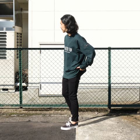 トレーナー＋デニムをシュッとした印象で着こなす