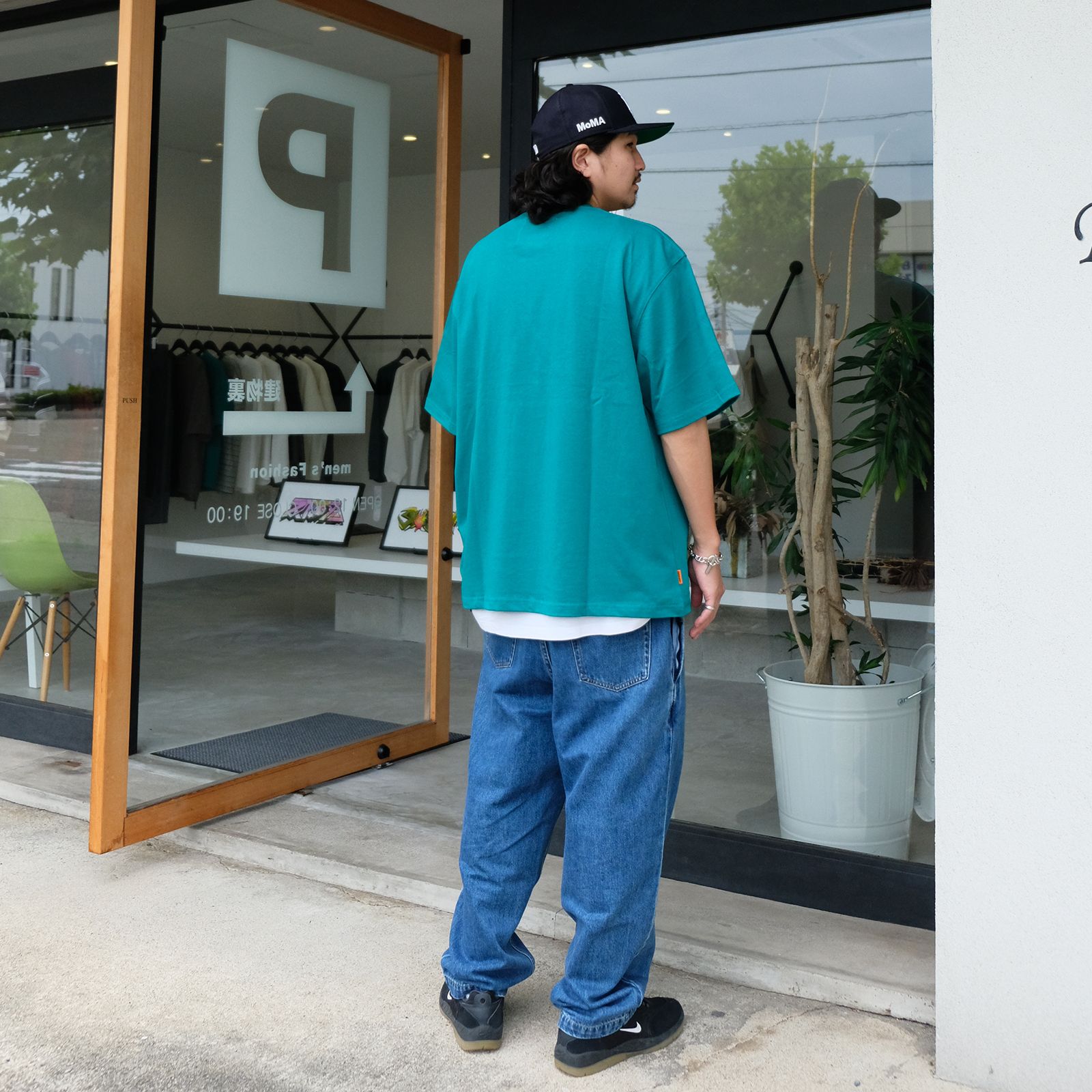 鮮やかなグリーンカラーのTシャツをメインに