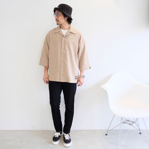 滑らかな素材感でまとめた半袖シャツコーデ