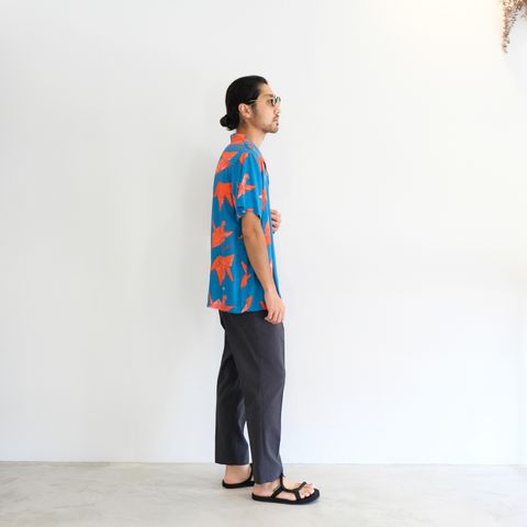 柄シャツはスラックスに合わせて男の渋さを意識