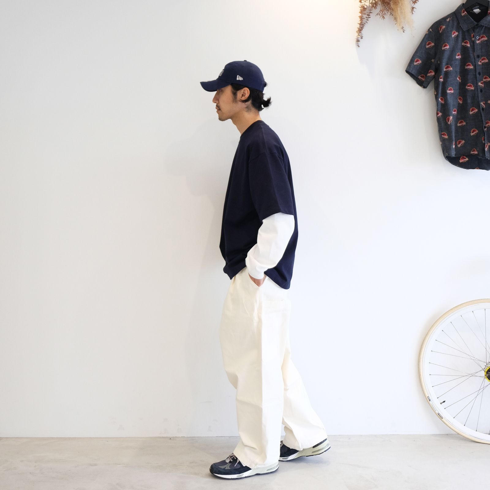 白と紺の配色でまとめたレイヤードスタイル