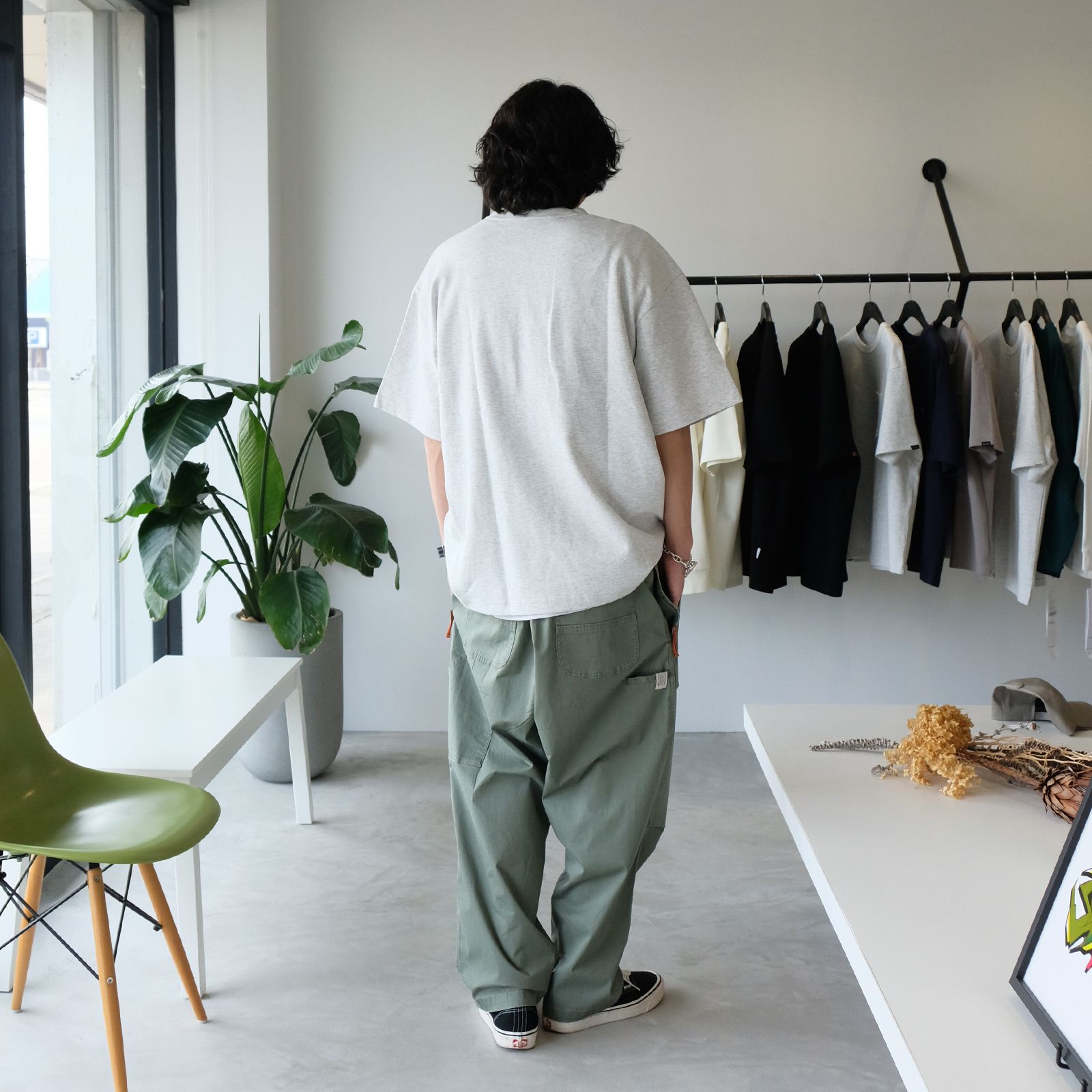 オリーブ系のパンツに合わせるトップスは何色が好み？