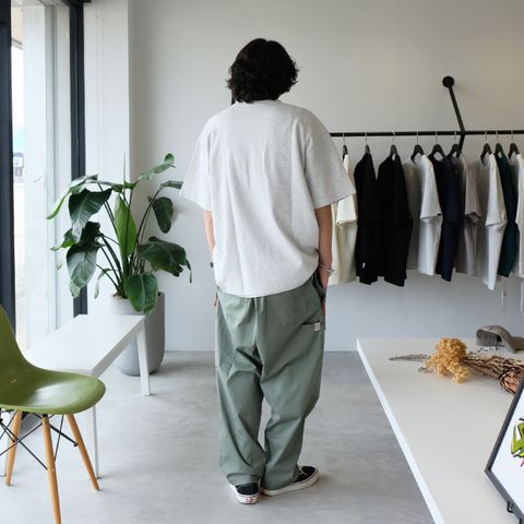 オリーブ系のパンツに合わせるトップスは何色が好み？