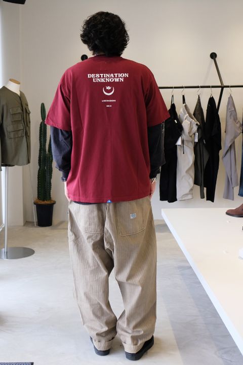 バーガンディーのTシャツで落ち着きある色使いを