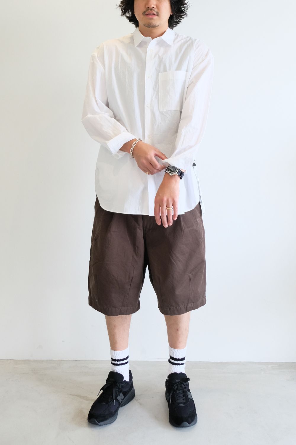 カジュアルショーツに白シャツ合わせで小綺麗に